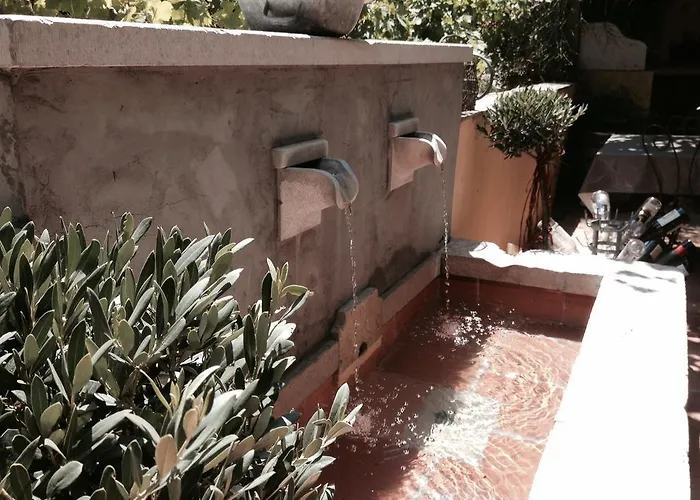 Maison D'hotes La Bastidaine * كاسيس