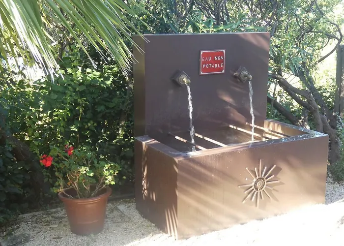 Maison D'hotes La Bastidaine بيت ضيافة كاسيس